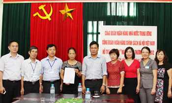  The Trade Union of the State Bank of Vietnam and VBSP give Decision to support building love shelters in Bac Giang