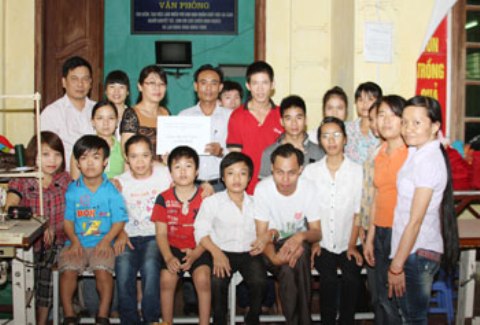 The Trade Union of VBSP Head Office offer gifts to children with congenital malformation at Hong Duc Humanitarian Center 